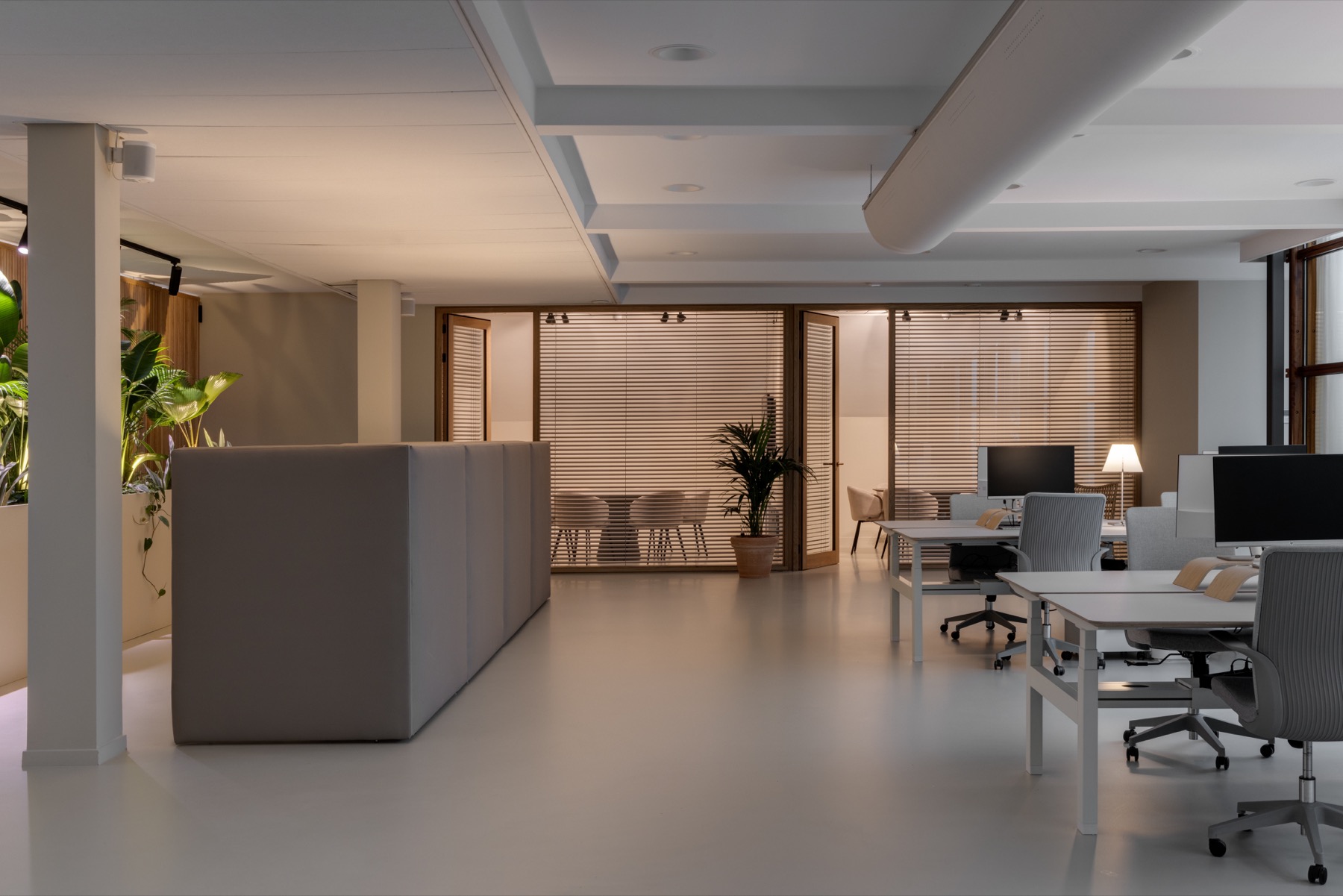 luxe kantoor inrichting met moderne werkplekken