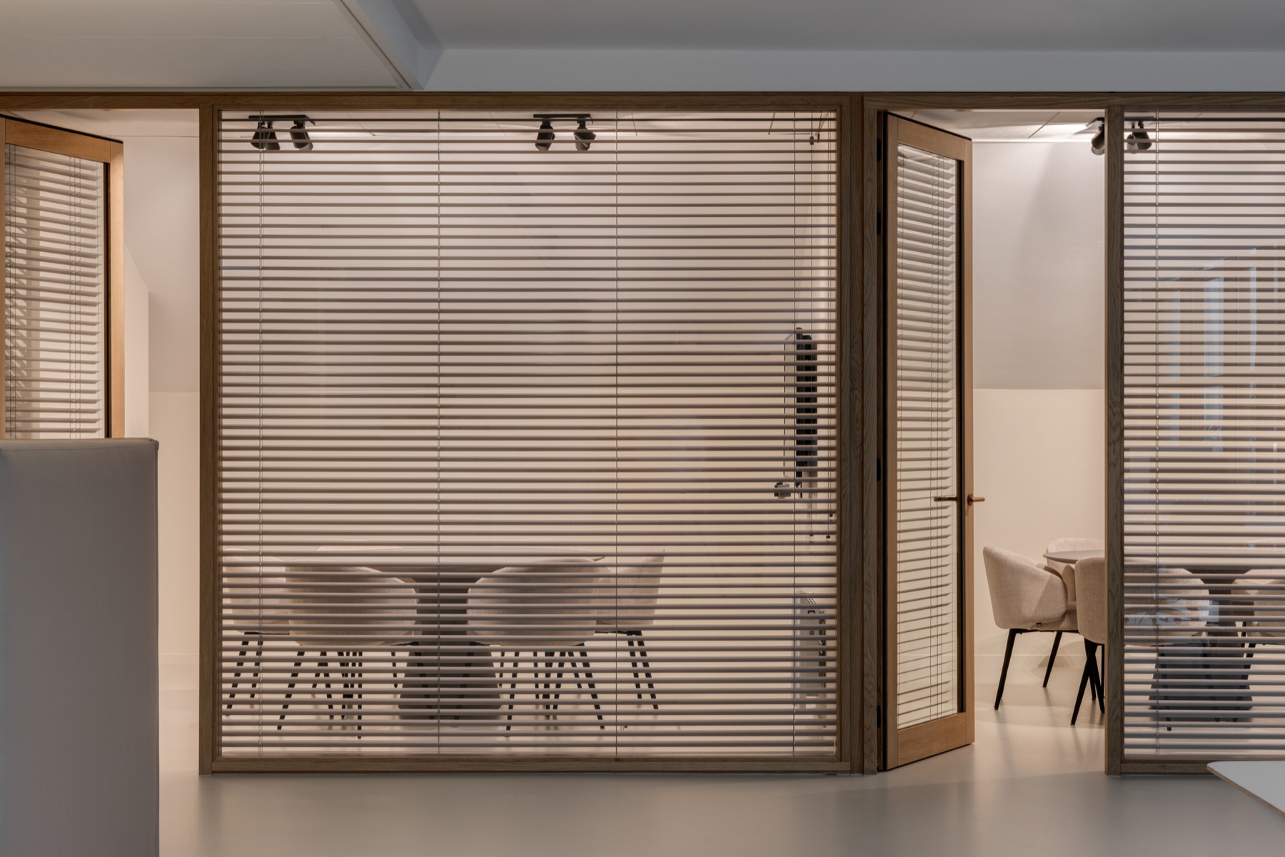 kantoor inrichting met luxe vergaderruimtes