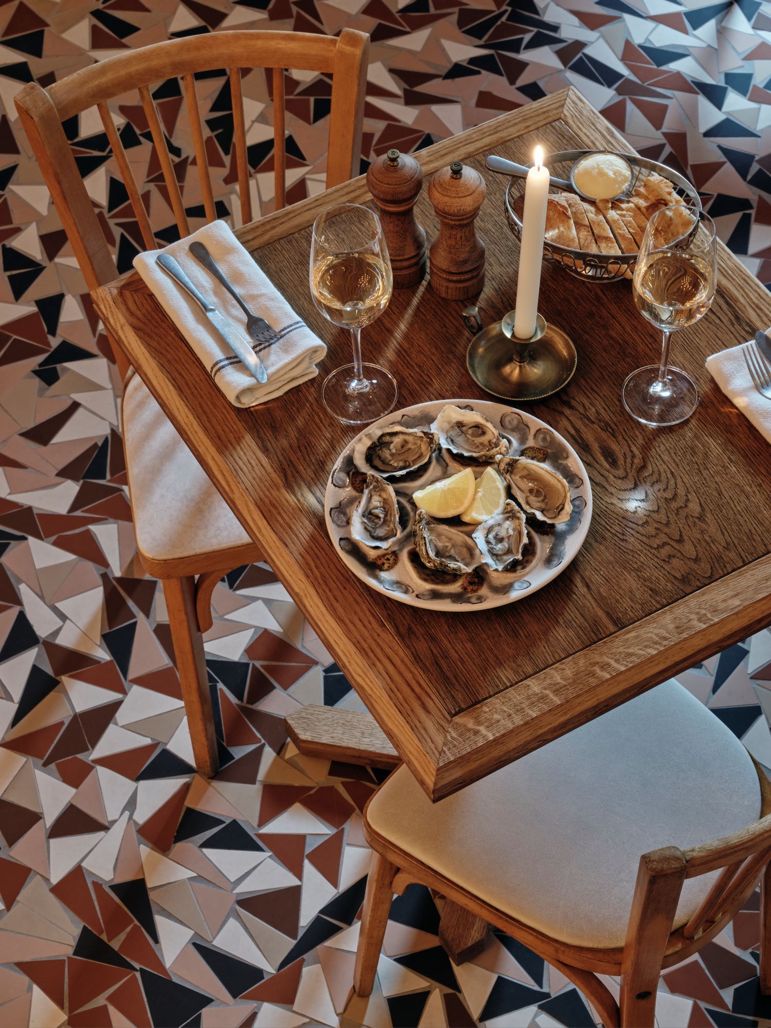 tafel en stoelen