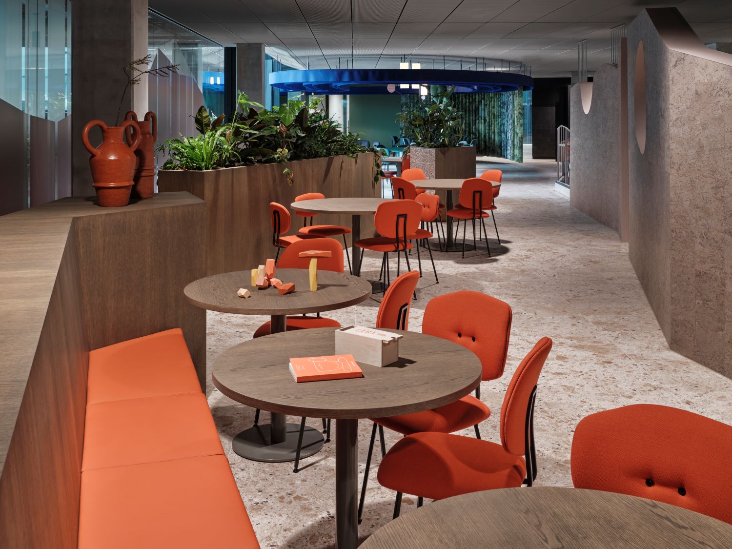 restaurant met planten en meubels