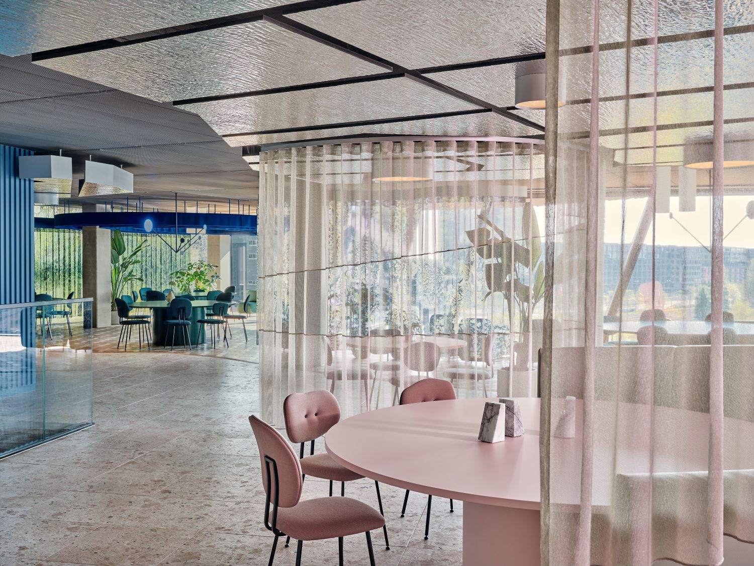 rstaurant met tafel en roomdivider