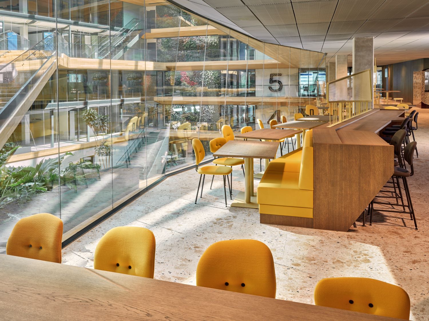 restaurant met centrale hal