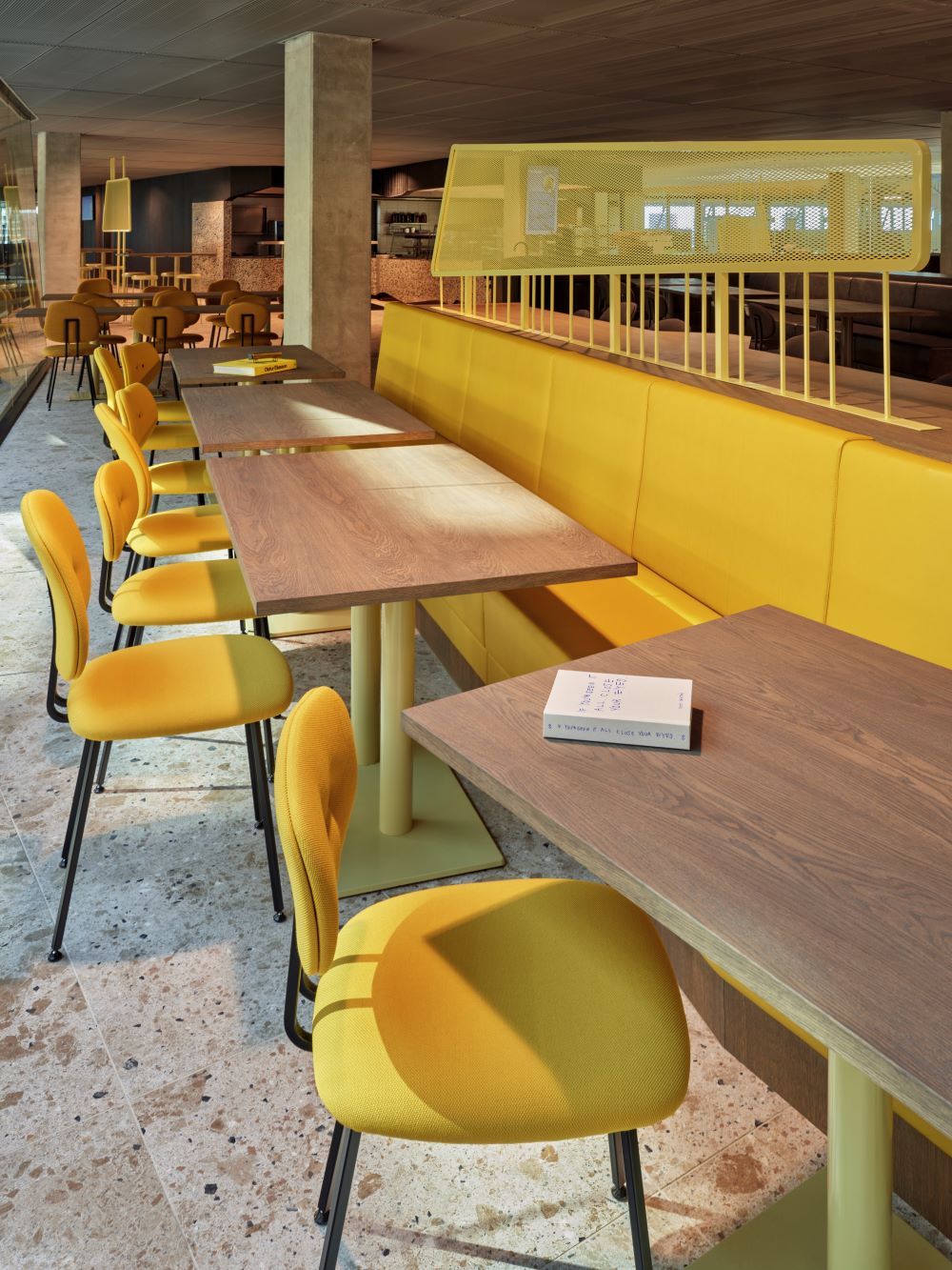 gele meubels restaurant