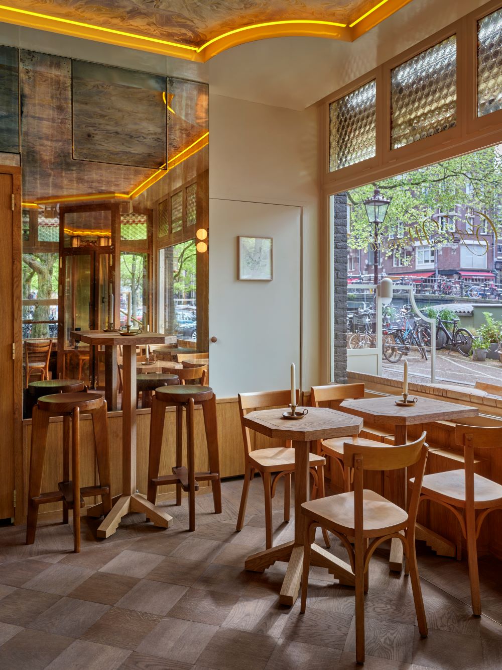 voorkant luxe bar