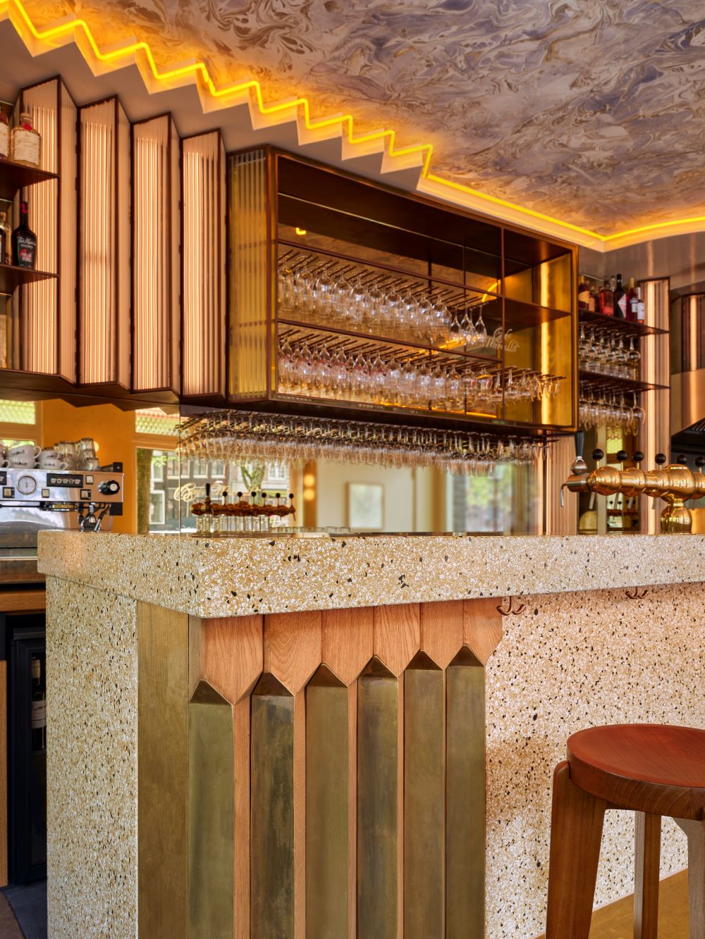 bar met plafond verlichting