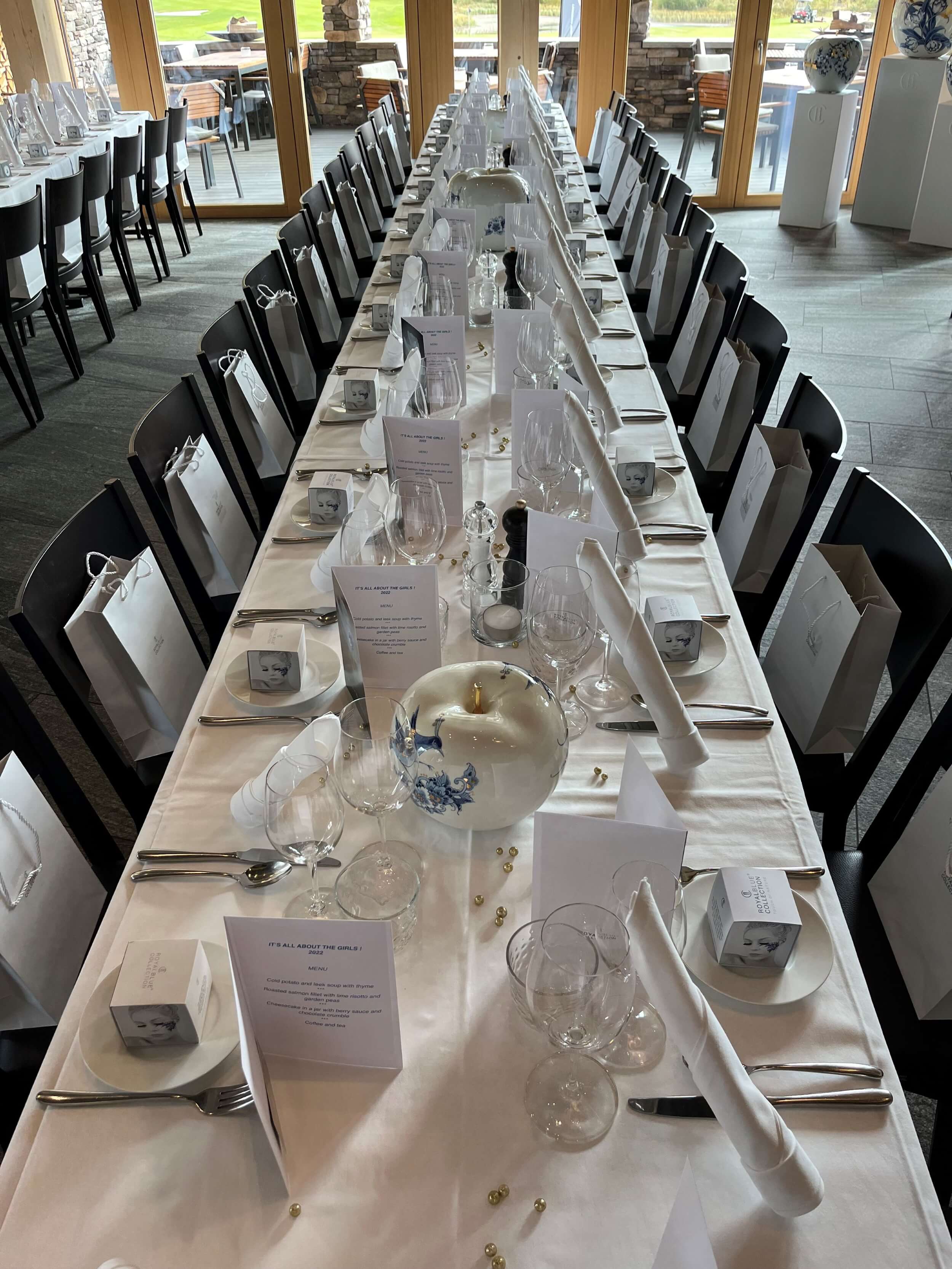 Handgemaakte Delfts Blauwe appels op tafel