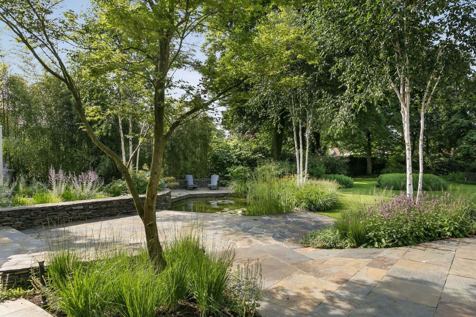 Tuin met grindpaden