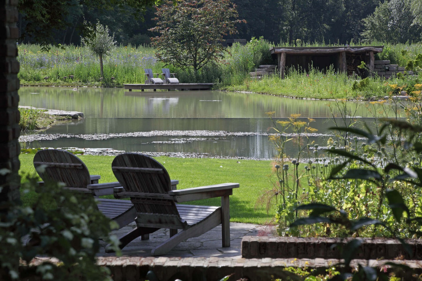 vijver met tuinmeubels