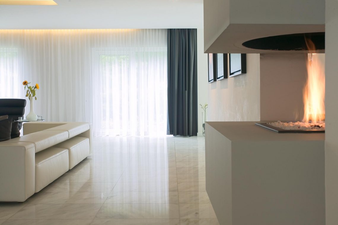 Luxe woonkamer met haard