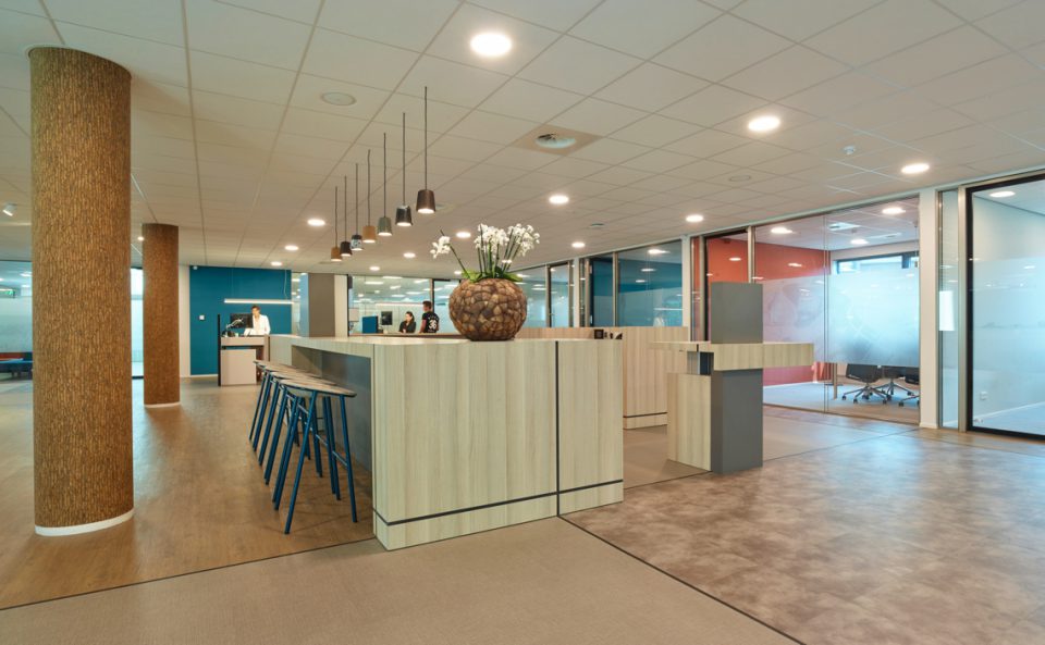 interieur receptie met balie