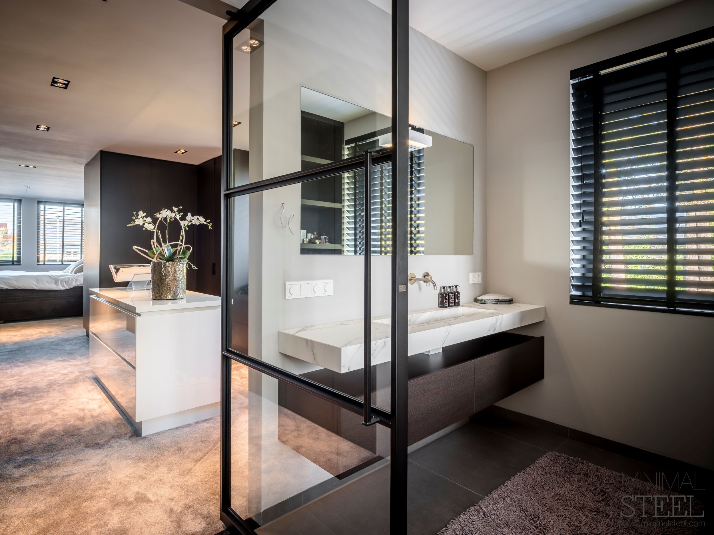 stalen deur badkamer