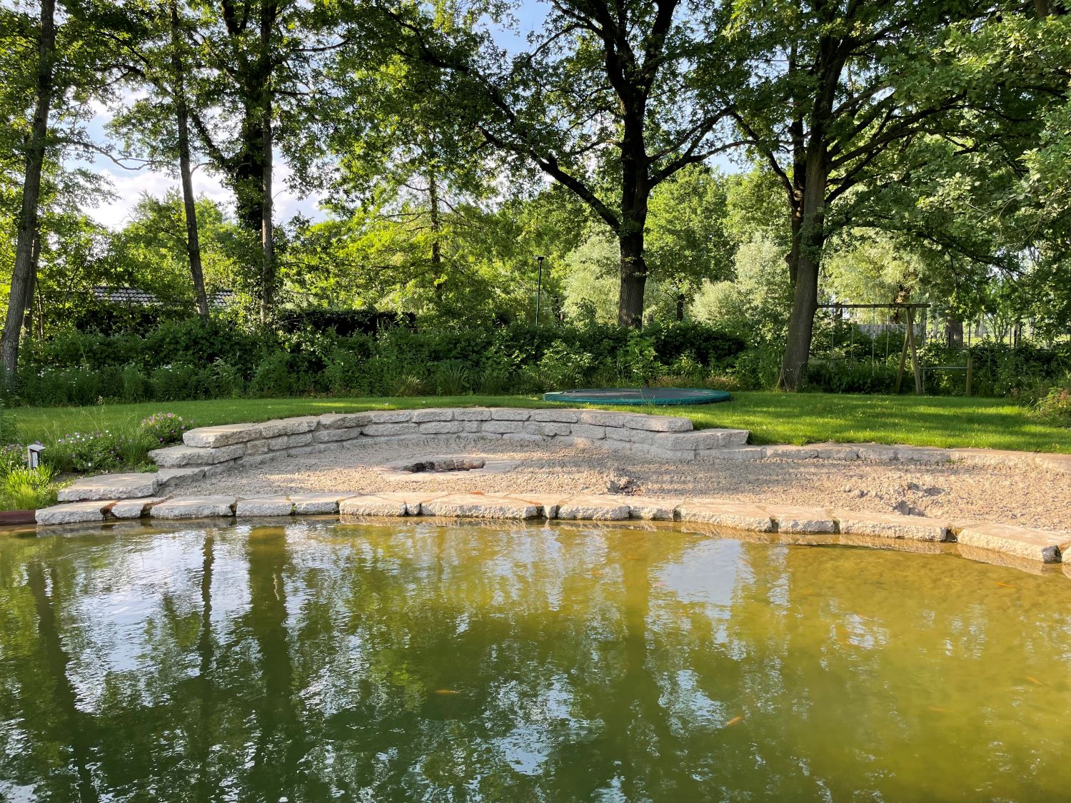 vijver met vuurplek