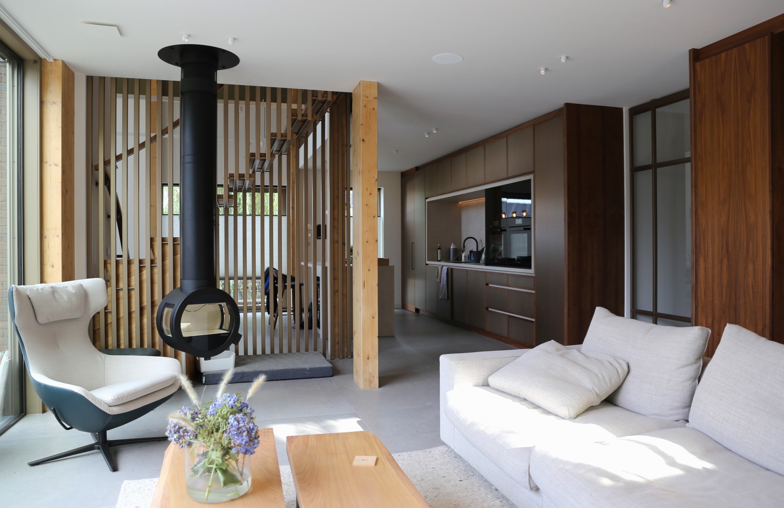 woonkamer met haard