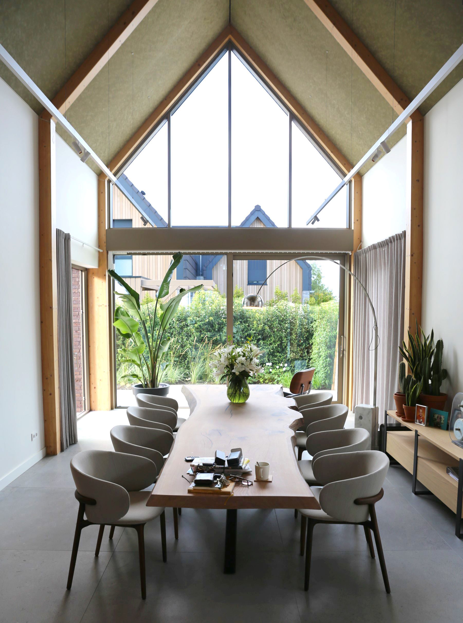 eetkamer met meubels