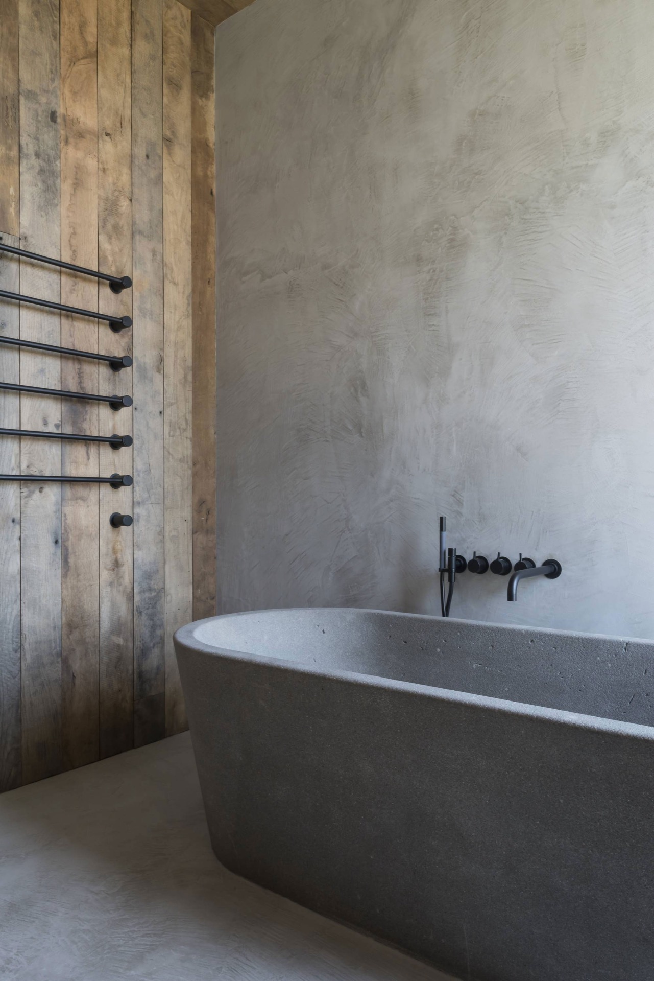 Badkamer met luxe wandafwerking