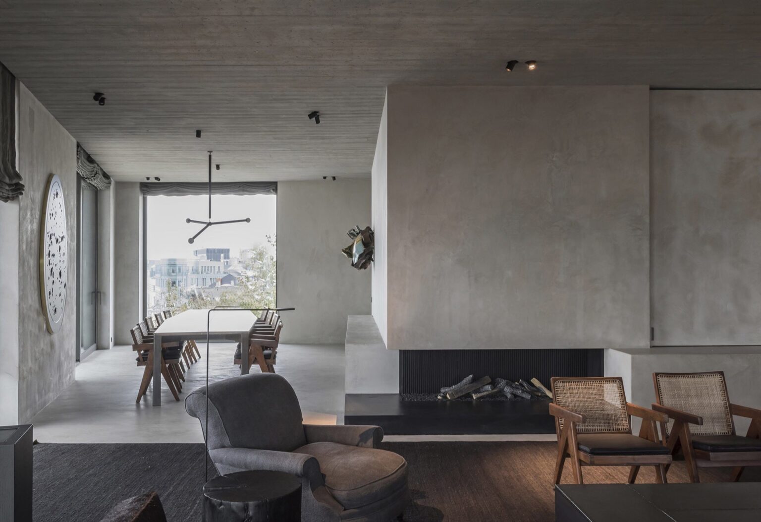 Woonkamer met beton ciré wandafwerking