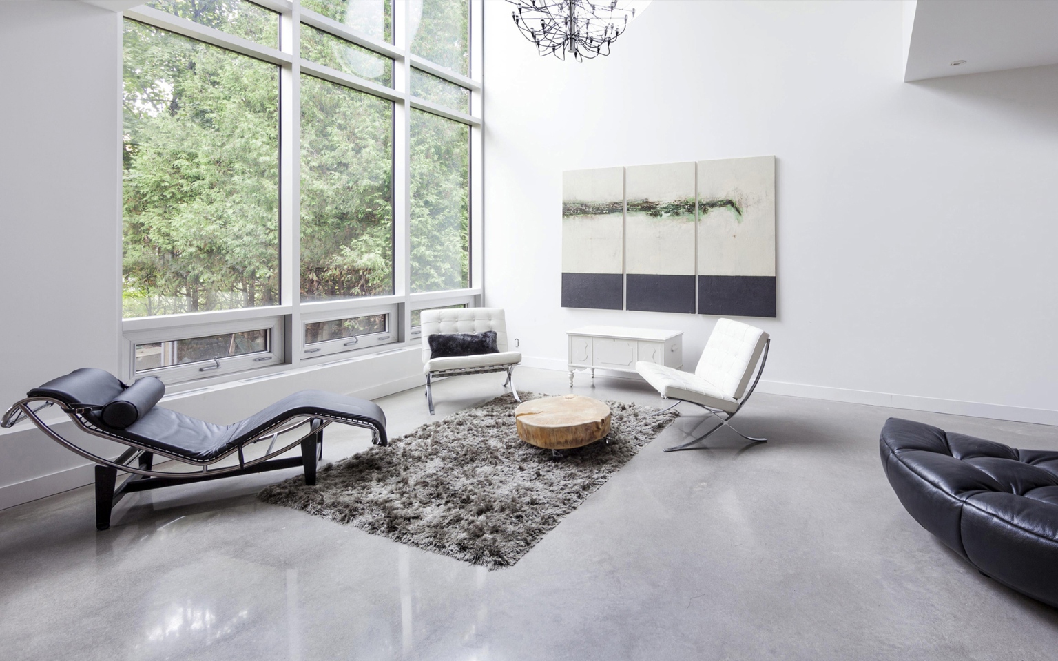 Woonkamer met beton ciré wand- en vloer afwerking