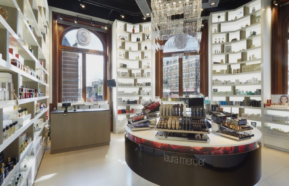 interieur winkel met balie