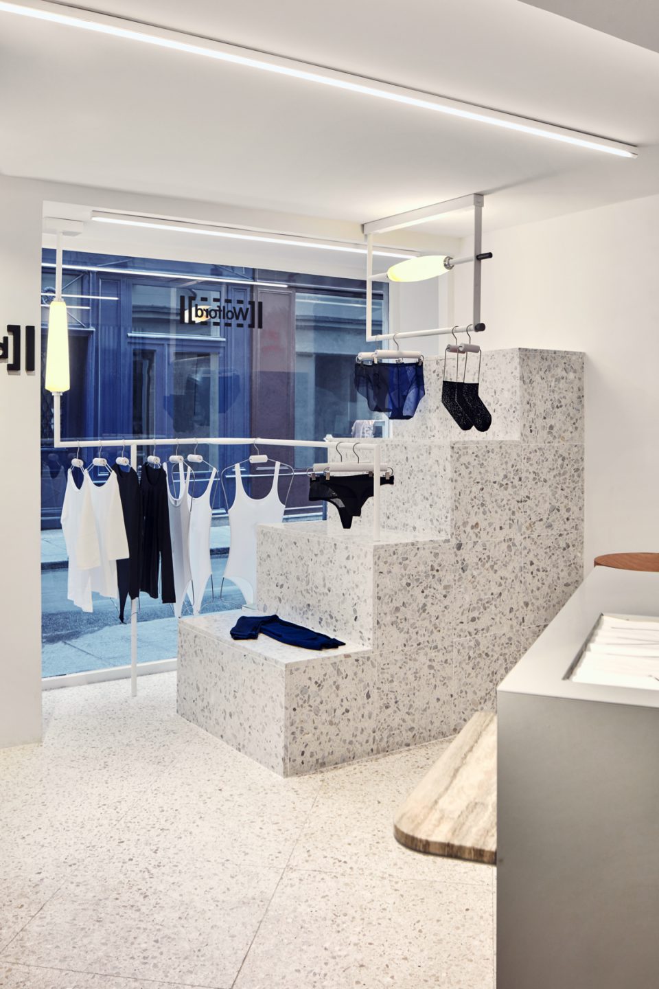 design natuursteen blok met kleding
