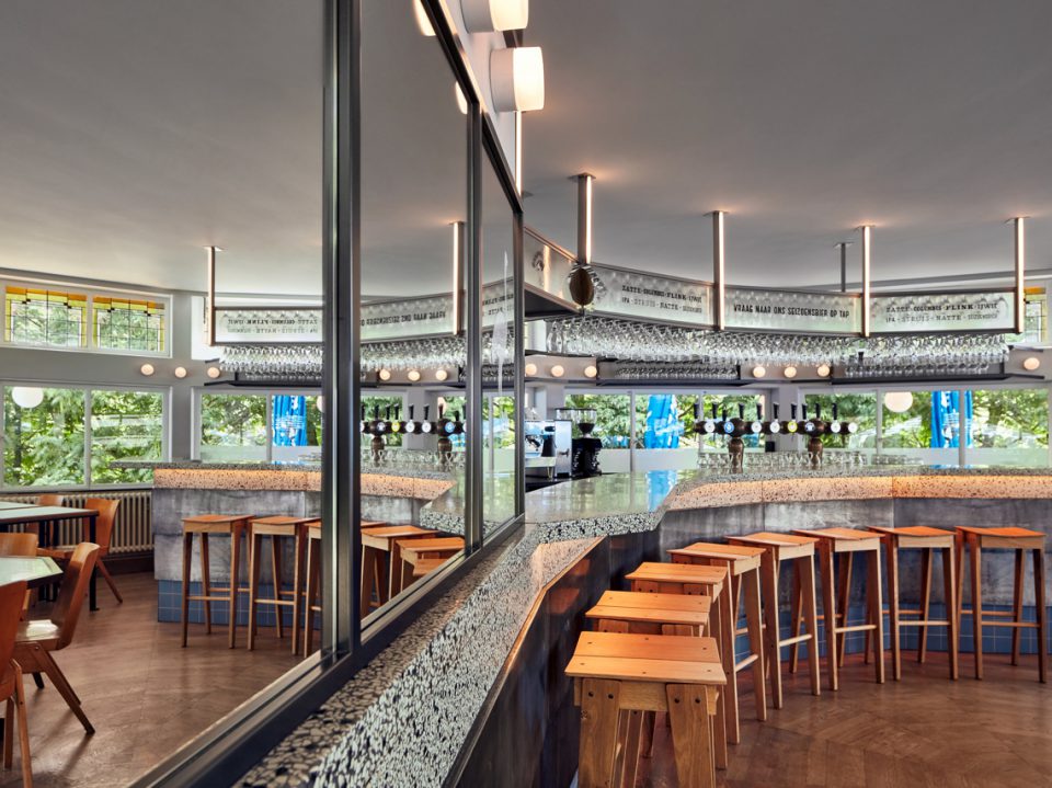 Bar met meubels