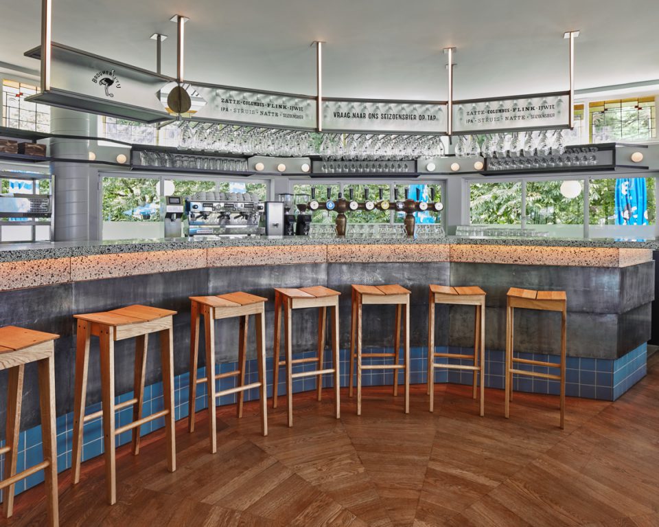 bar met krukken