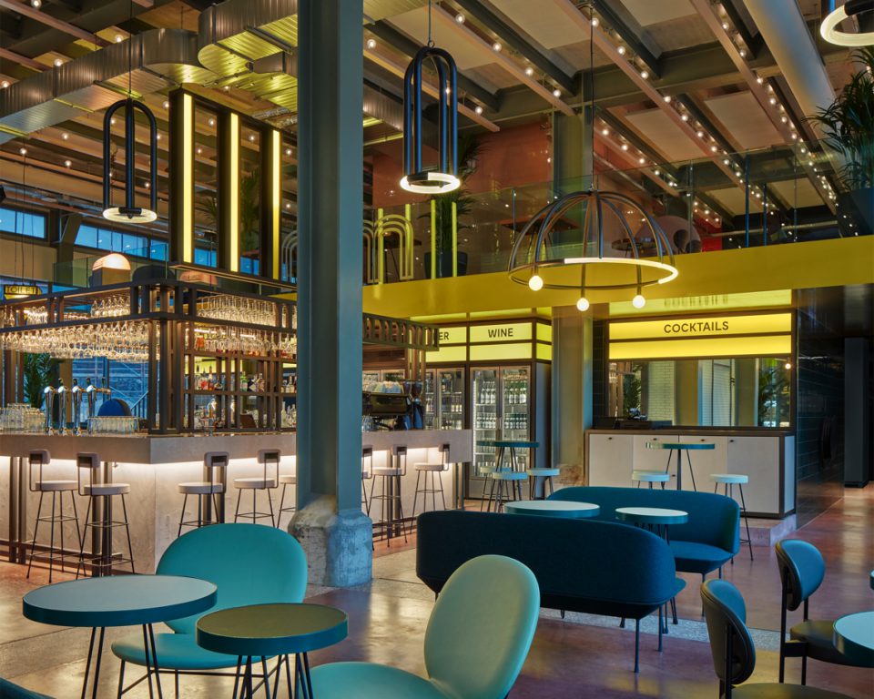 restaurant met bar en meubels