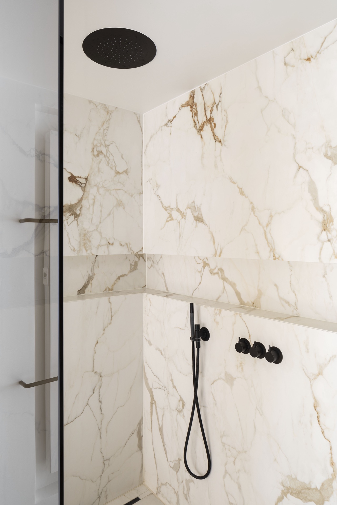 regendouche in luxe badkamer