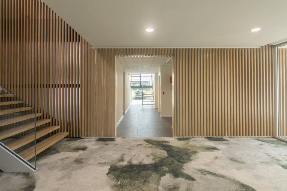 interieur hal met maatwerk wand