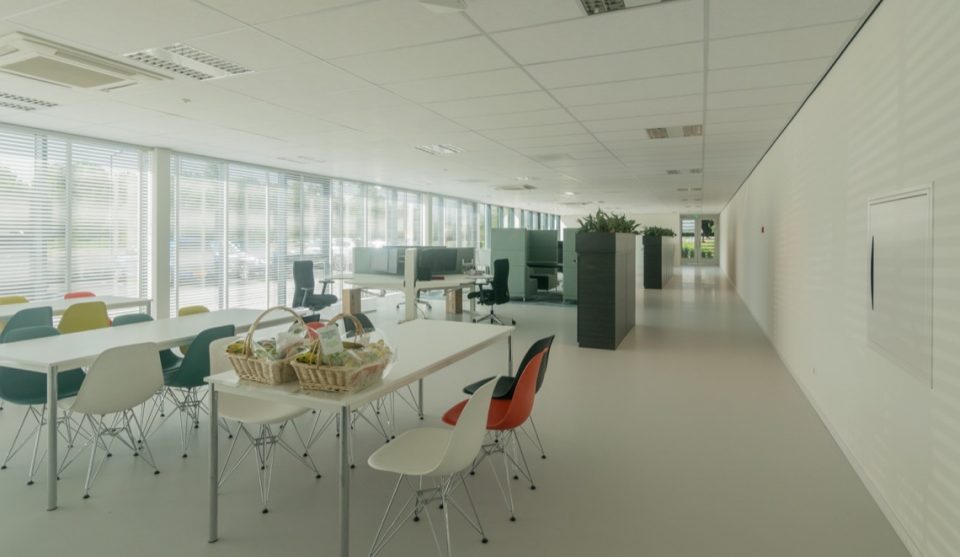 kantoor met meubels