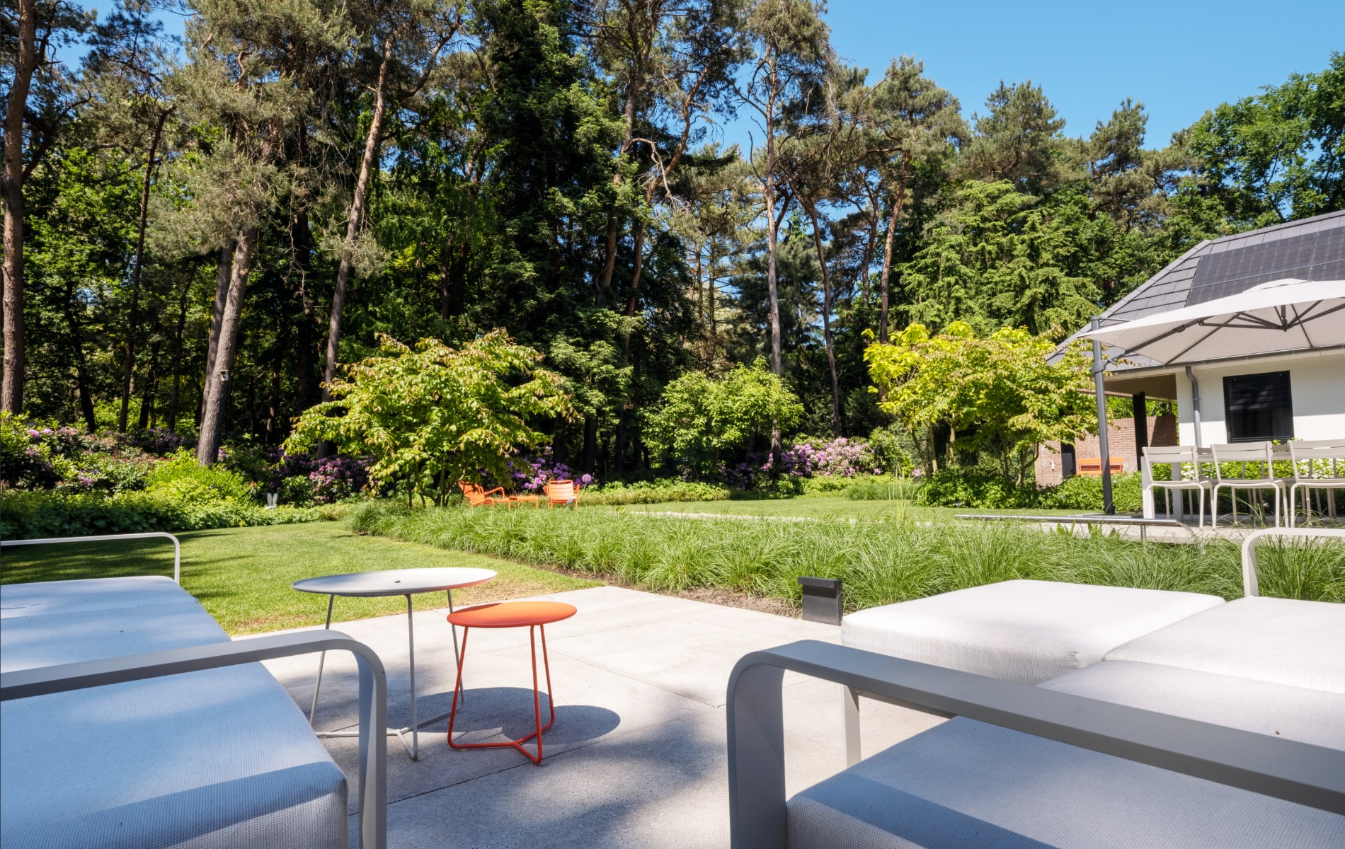 terras met tuinmeubels