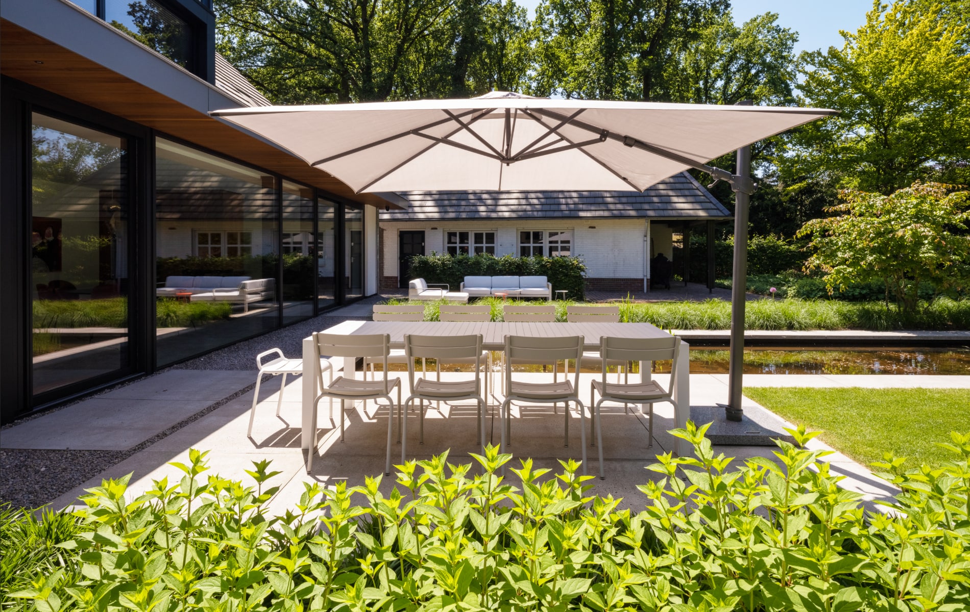 terras met meubels en parasol