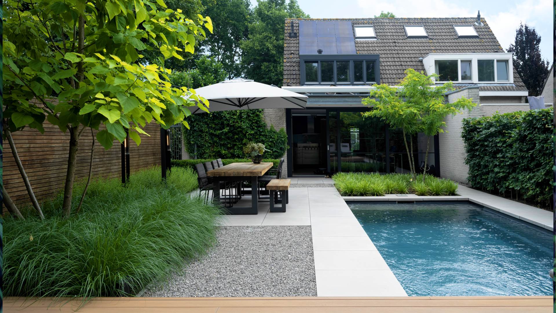 zwembad met terras