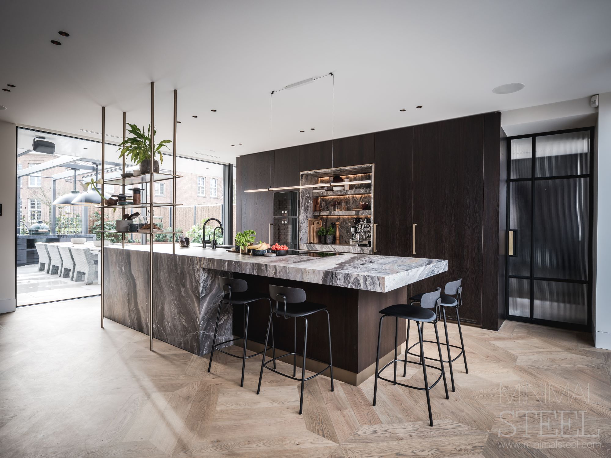 luxe keuken met stalen deur
