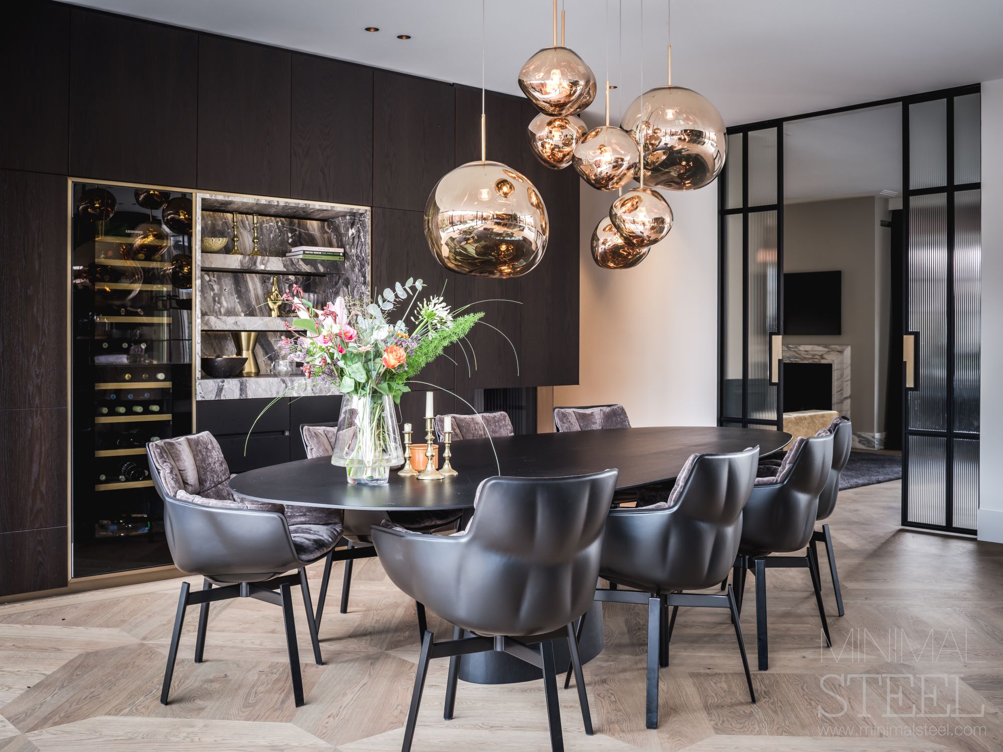 luxe eetkamer met stalen deuren
