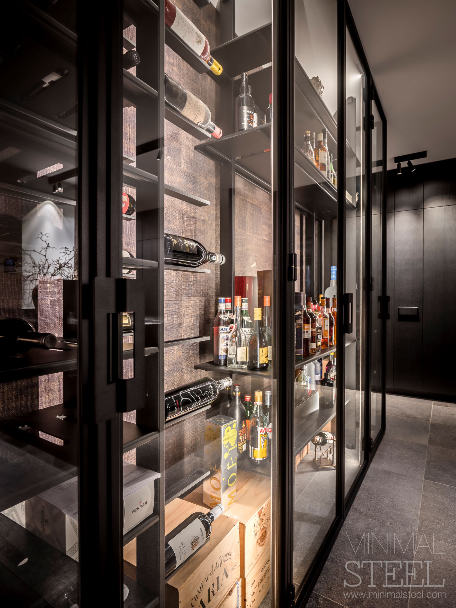 stalen wijnkast interieur