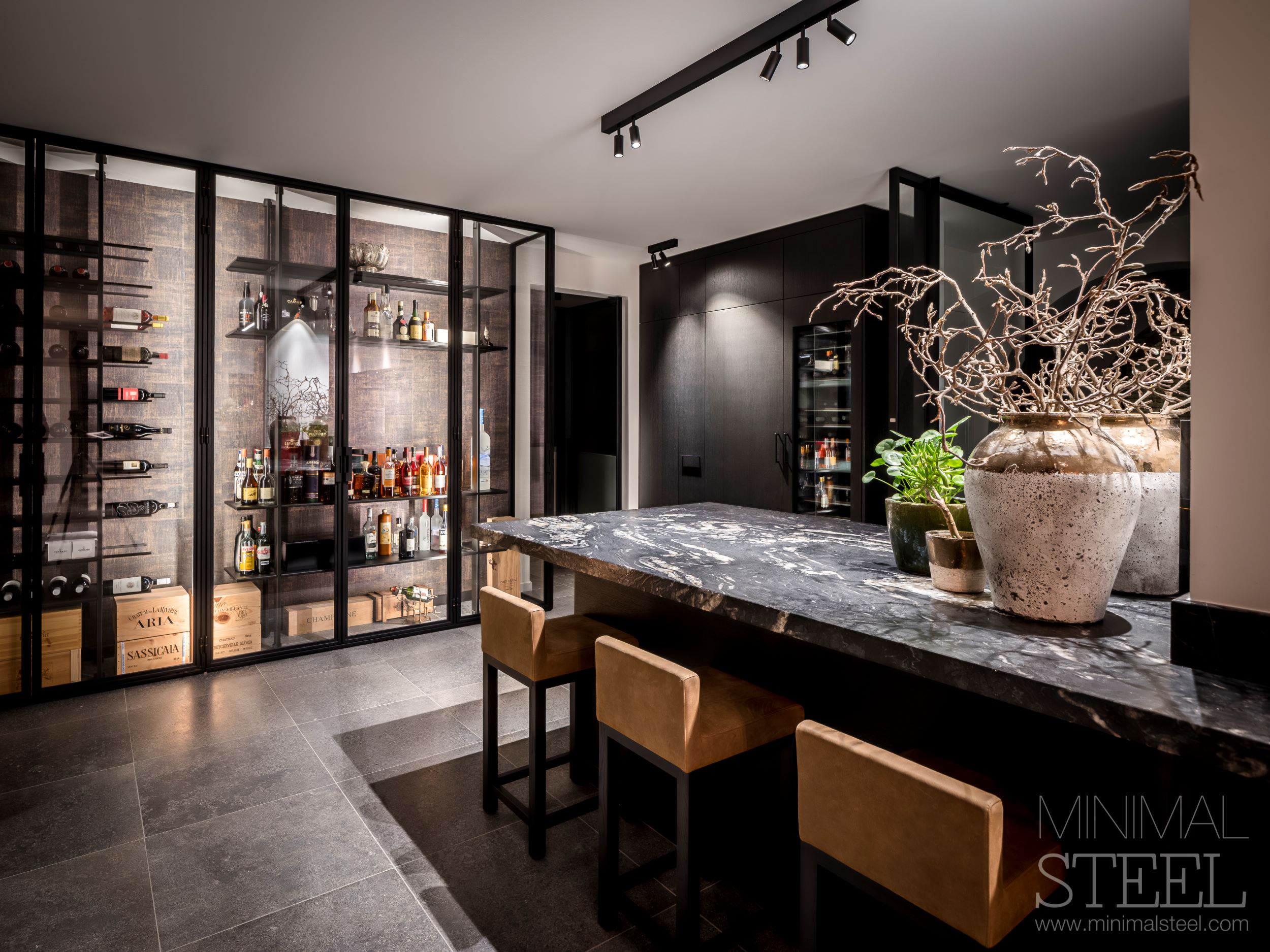 luxe stalen wijnkast