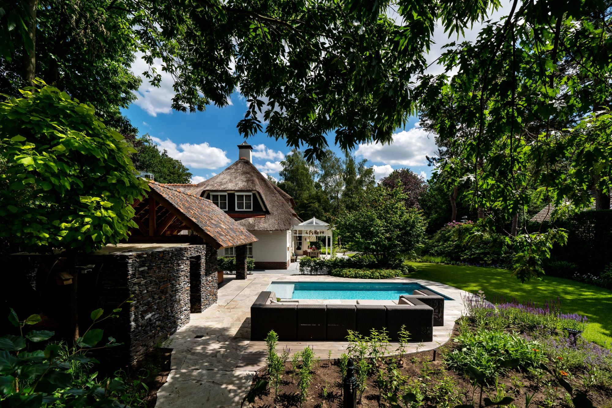 luxe tuin met zwembad