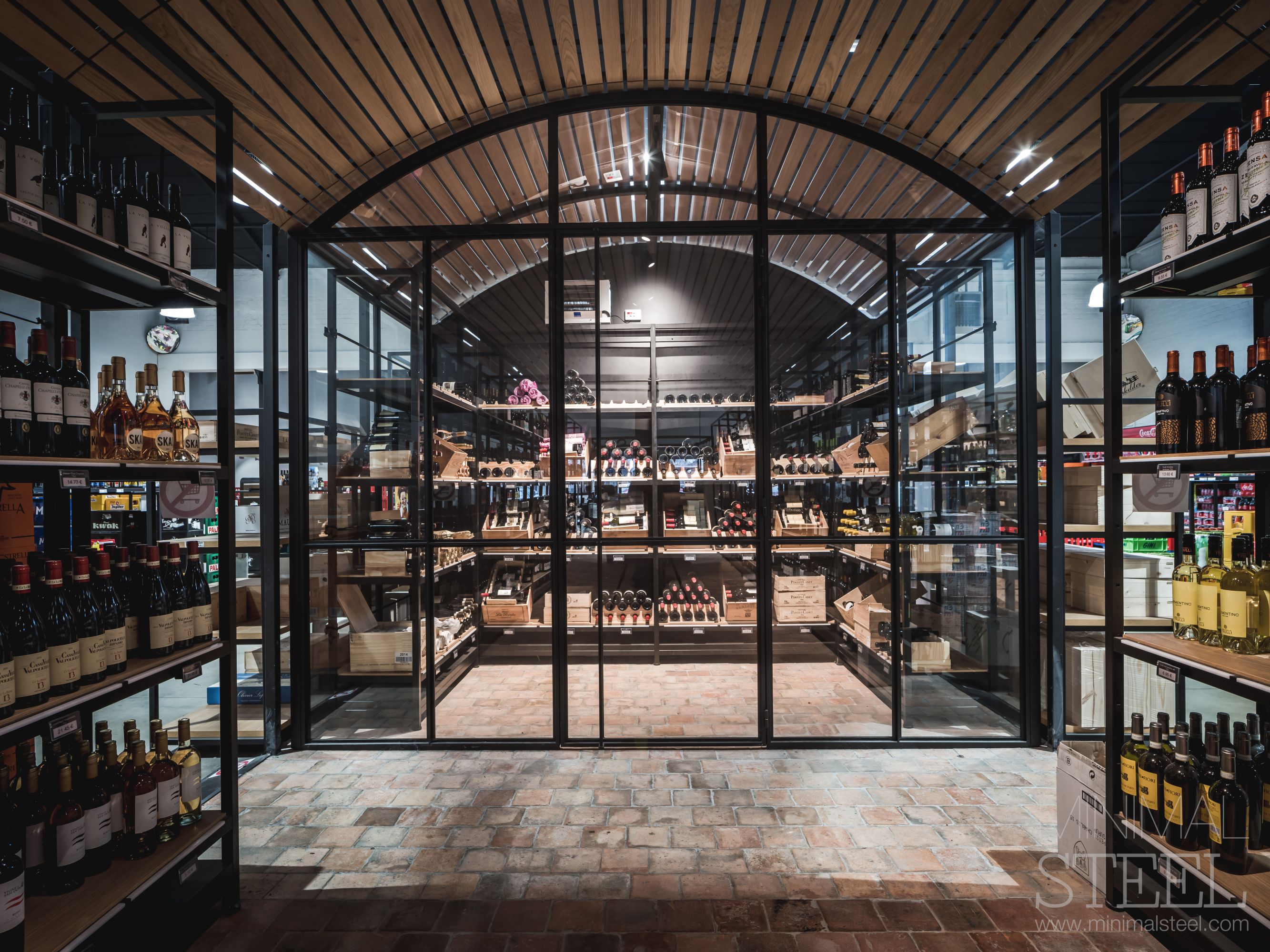 luxe stalen wijnkast
