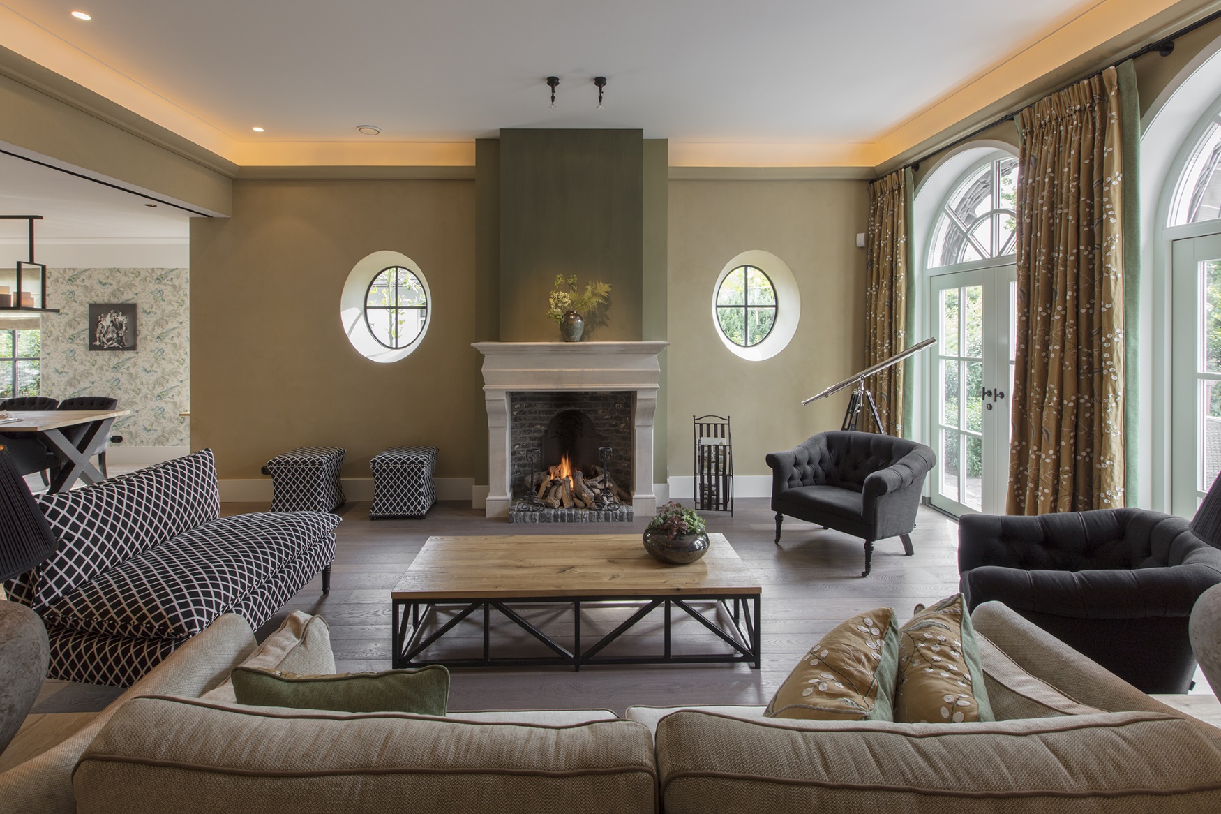 luxe woonkamer met haard