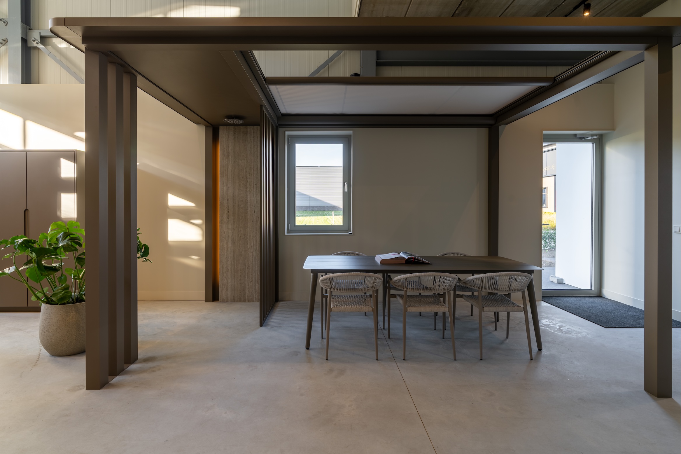 Luxe overkapping met maatwerk kast