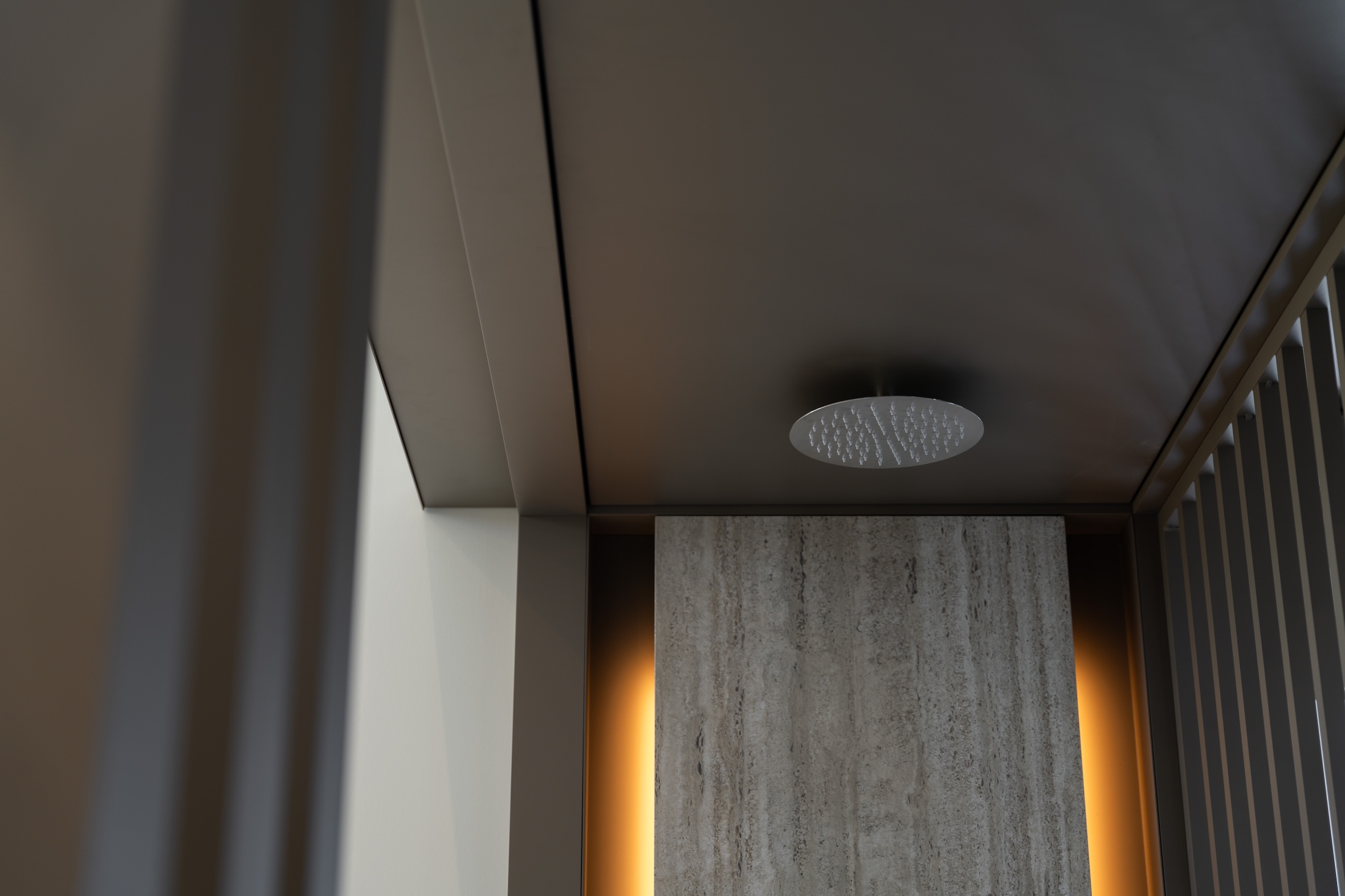 luxe buitendouche onder overkapping