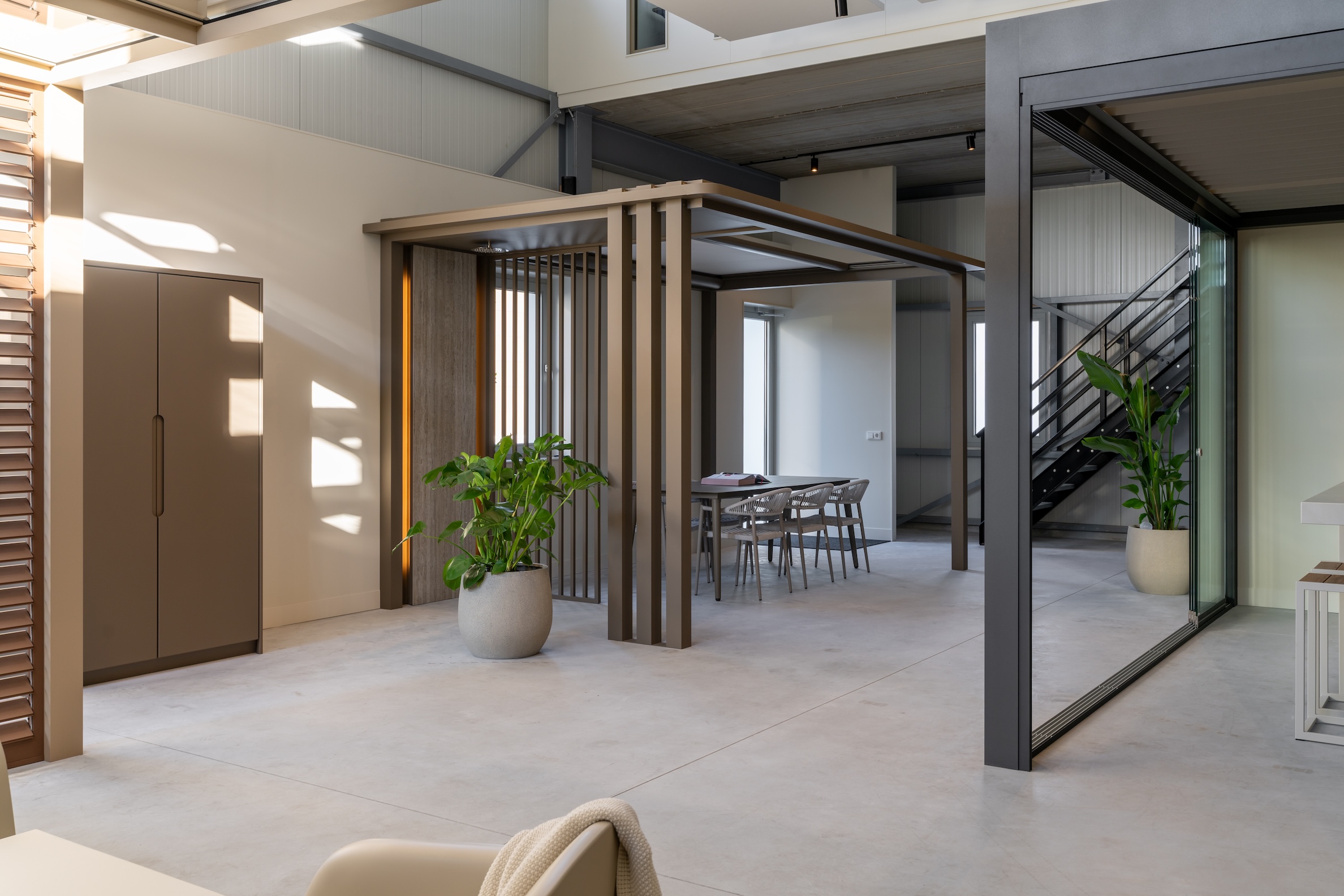 luxe buitenkast bij overkapping