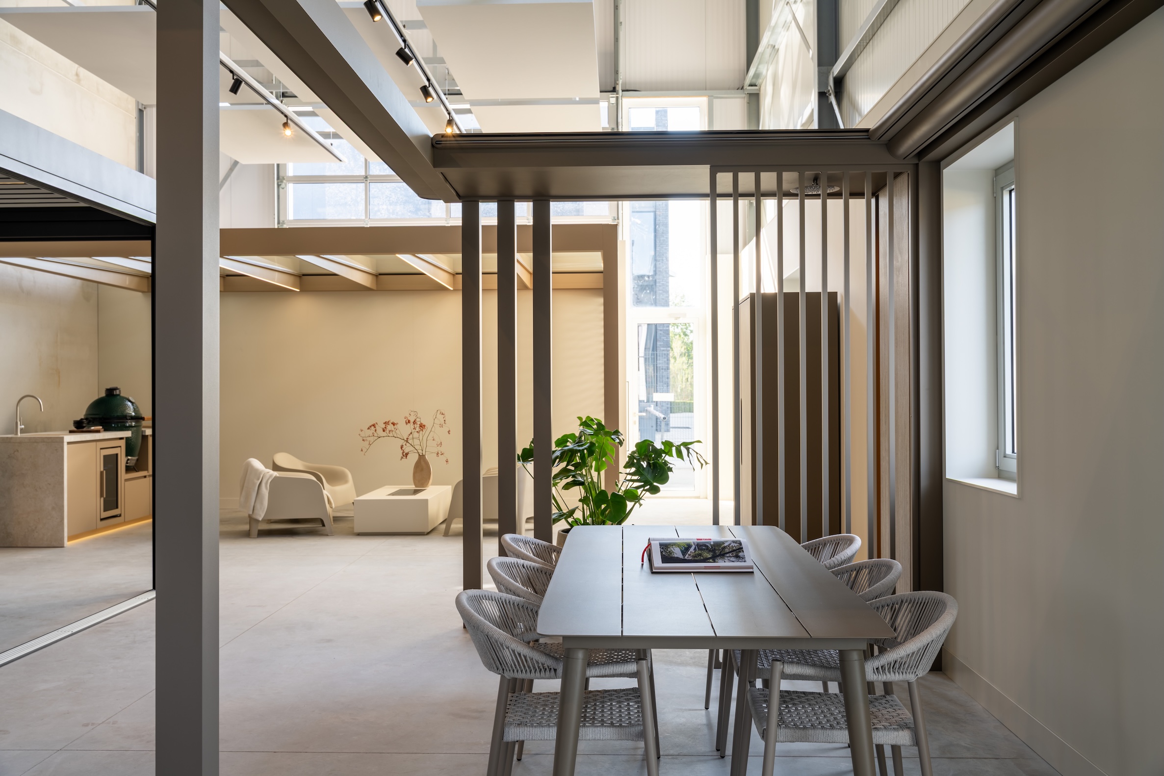 Luxe buitenkast onder overkapping