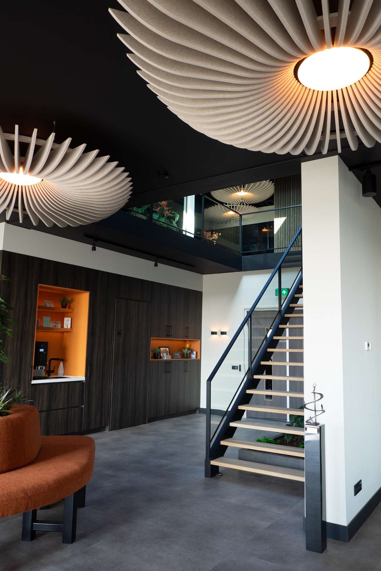 hal met design lampen met geluidsdemping