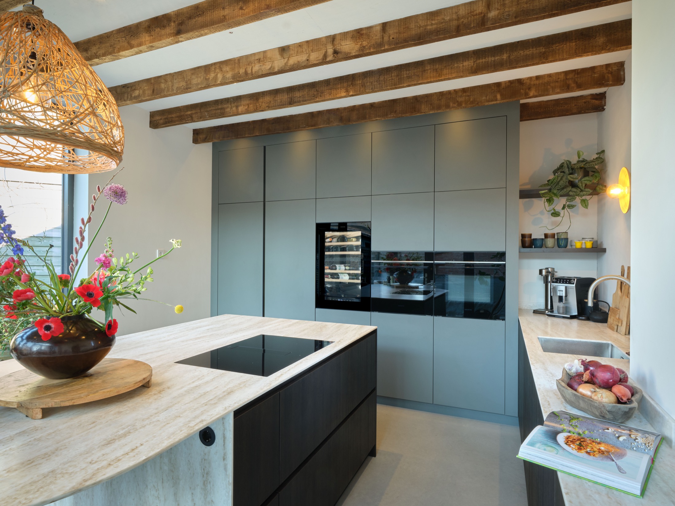 luxe keuken in groene kleur met kookeiland