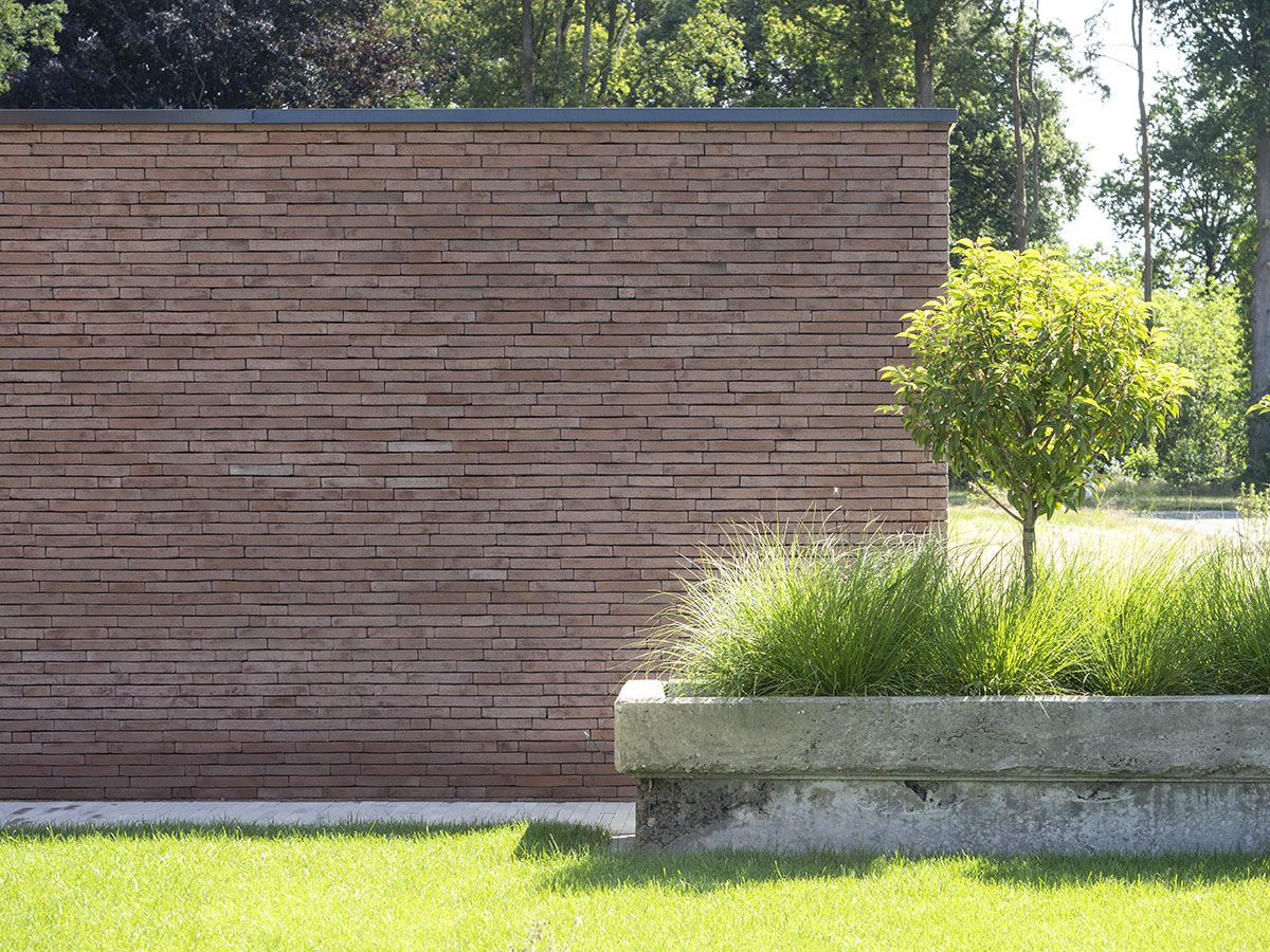 plantenbak bij villa