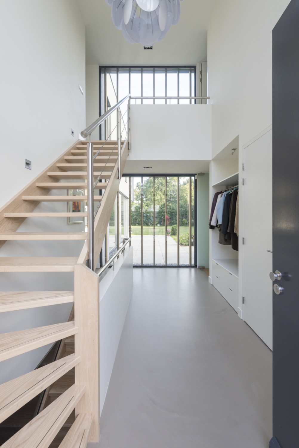 hal met houten trap