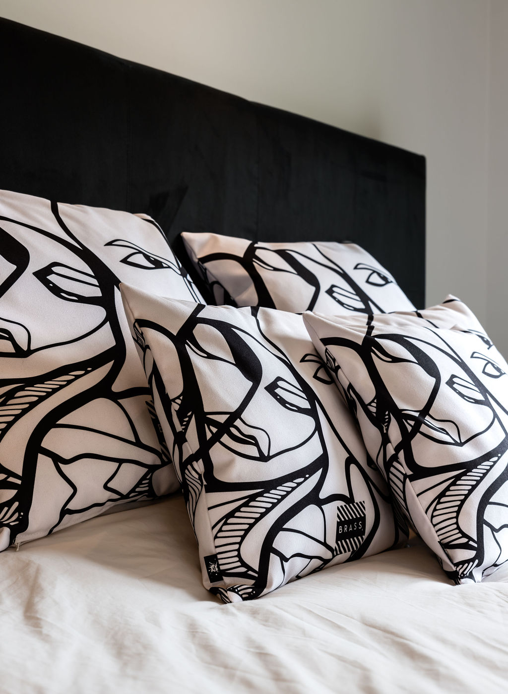 bed met luxe kussens