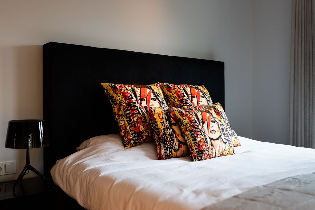 Luxe sierkussens op bed