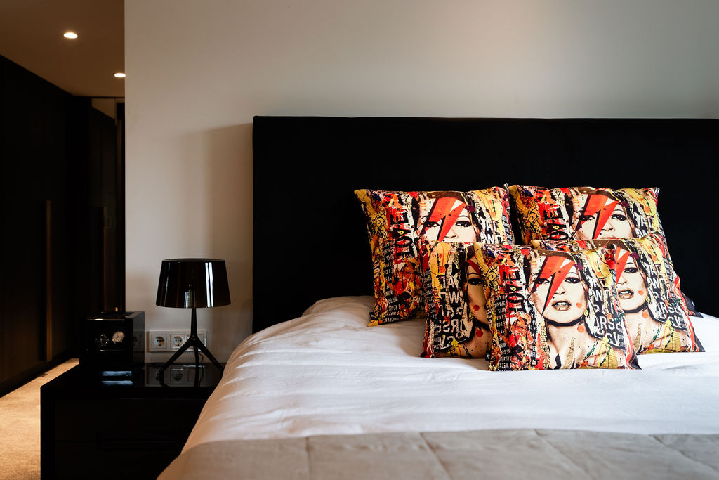 Designer sierkussens op bed